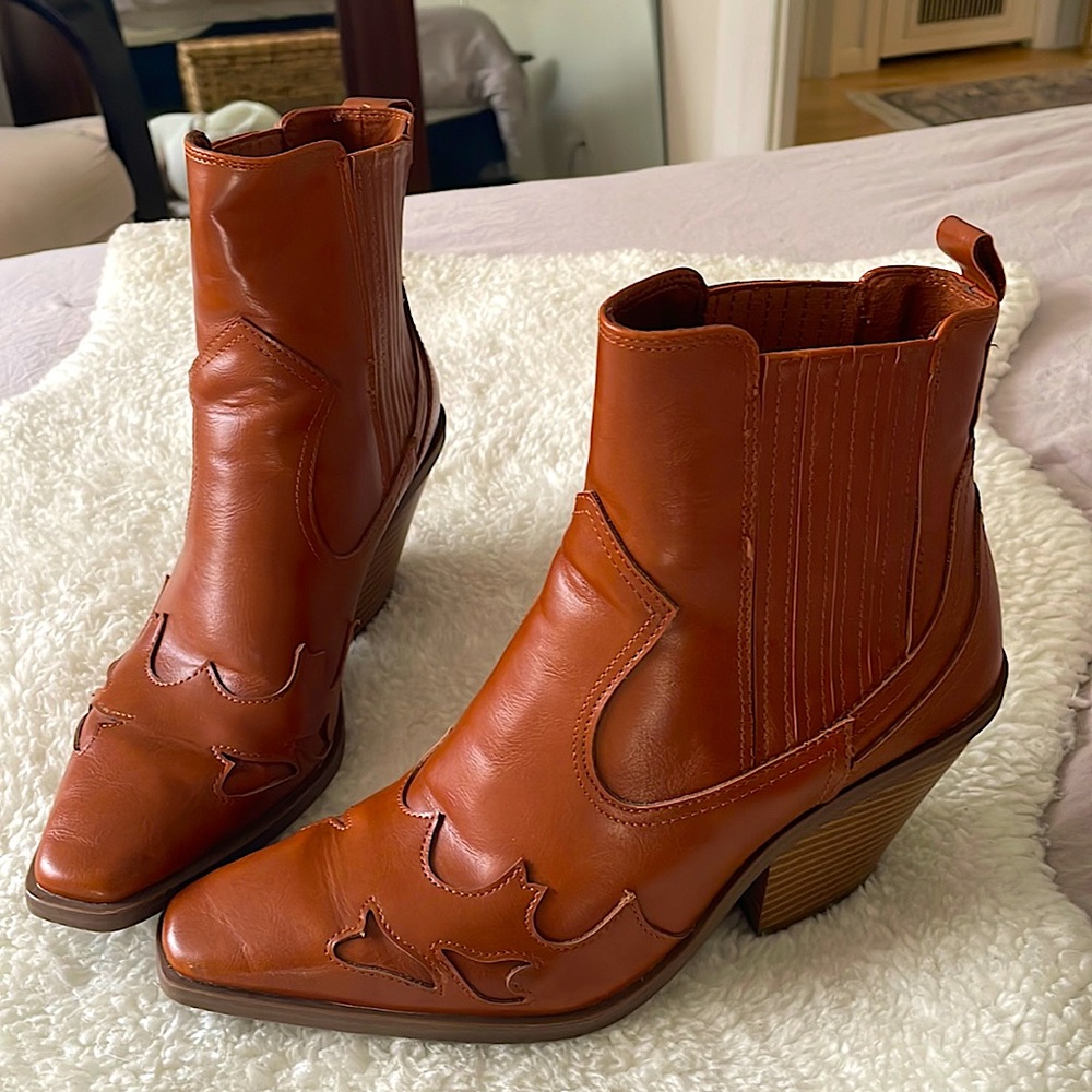 Gorgeous saddle color western ankle bootie size 8 - Picture 3 of 3
